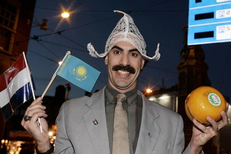 Baron Cohen, en msterdam, con una bandera holandesa y otra kazaja. | AFP