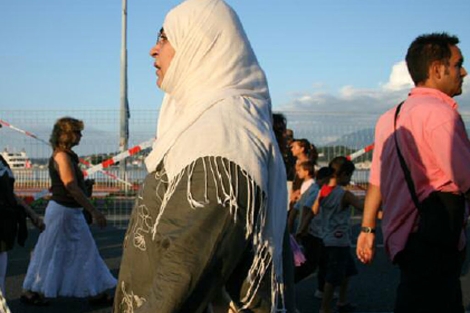 Una mujer musulmana paseando.| Amnistía Internacional