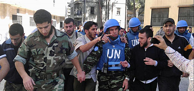 Observadores de la ONU en su visita a Homs. | Reuters