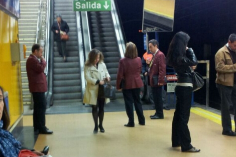Revisores de Metro de Madrid, en uno de los andenes durante los cortes. | Esther Alvarado