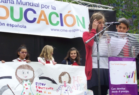 Escolares leyendo su relato y presentando su mural. | Noelia Surez