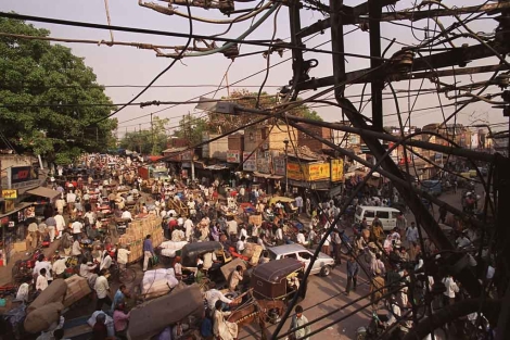 Una calle atestada de gente en India. | Ap