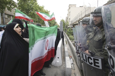 Manifestantes y policas iranes, ante la Embajada de Francia en 2009. | AFPTehern, en