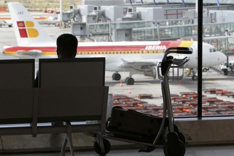 Un pasajero espera su vuelo en la T4 de Barajas. | Efe