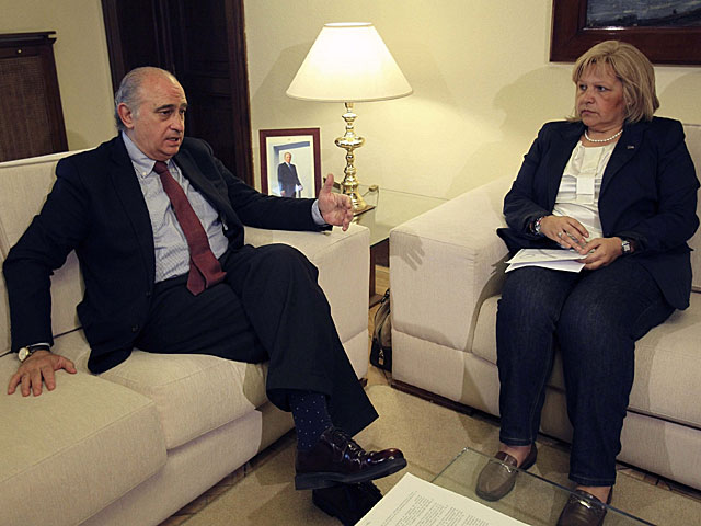 El ministro y la presidenta de la AVT, durante la reunin. | Manuel H. De Len / Efe