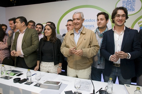 El presidente del PP andaluz, Javier Arenas, con los dirigentes de NNGG. | Madero Cubero