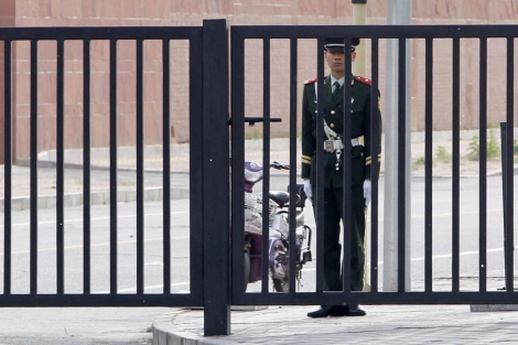 Un uniformado monta guardia ante la embajada estadounidense en Pekn. | Reuters