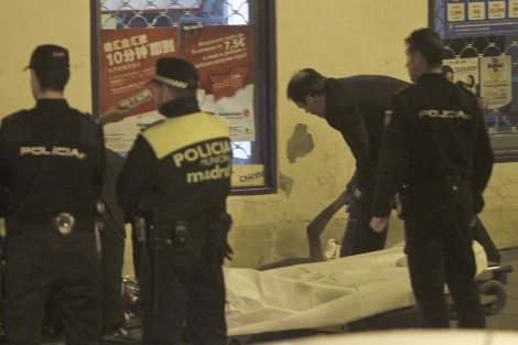 La Polica rodea el cuerpo del adolescente fallecido. | Efe