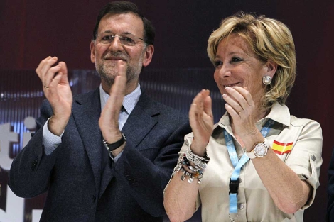 Mariano Rajoy, con Esperanza Aguirre. | Efe