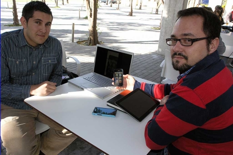 Arnold Valenzuela y su director de proyecto, Jos Antonio lvarez, con un iPhone. | M.C.