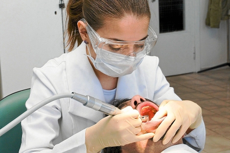 Imagen de archivo de la consulta de un dentista con un paciente. | ELMUNDO