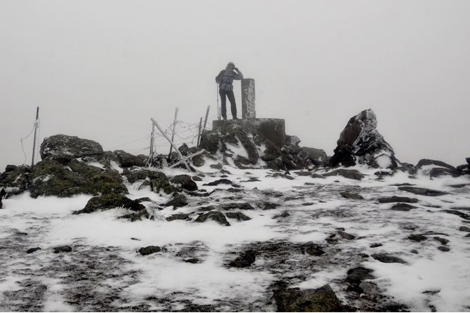 Cumbre del Mondalindo entre la niebla.| Alfredo Merino