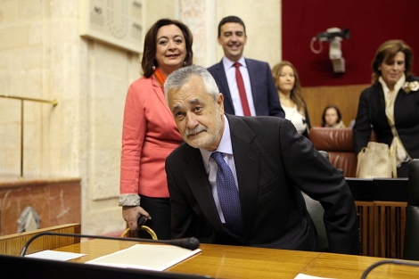 Grin, en el Parlamento, escoltado por Mar Moreno y Mario Jimnez. | Jess Morn
