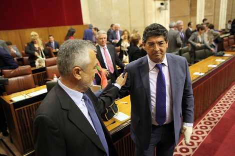 Grin y Valderas se saludan en el pleno del Parlamento andaluz. | J. Morn