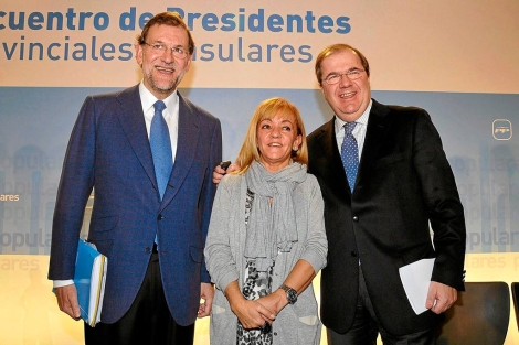 Isabel Carrasco, entre Mariano Rajoy y Juan Vicente Herrera. | Ical
