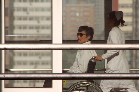 Chen Guangcheng, este miércoles en el Hospital Chaoyang, en Pekín. | AFP