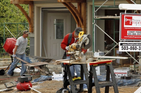 Varios obreros trabajan en la construccin de una casa en EEUU. | Ap