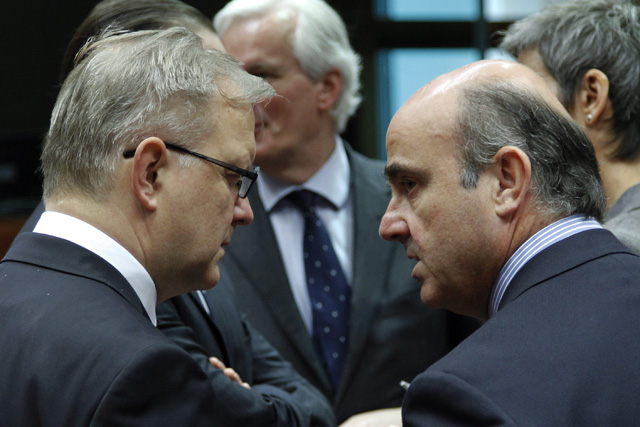 El ministro de Economa, Luis de Guindos (dcha.), junto al comisario europeo de Economia, Olli Rehn. | Efe