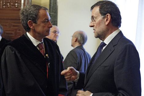 Zapatero y Rajoy conversan durante el acto del Consejo de Estado. | ngel Daz / Efe