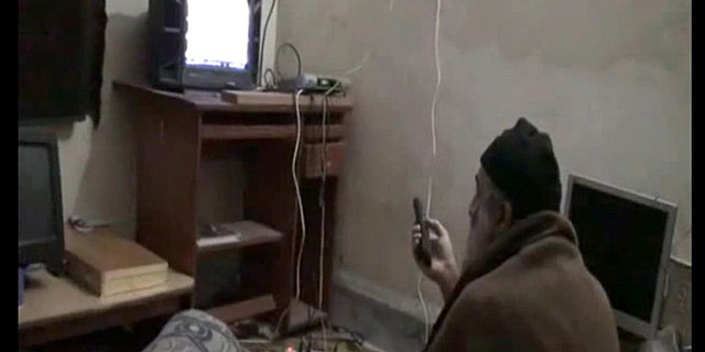 Bin Laden, envuelto en una manta, viendo la televisin en Abbottabad. | Afp