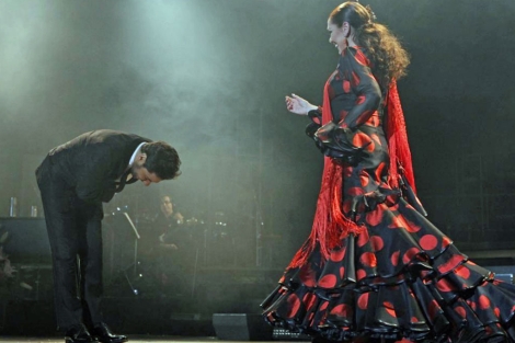 Miguel Poveda acompa a Isabel Pantoja en el escenario. | Efe