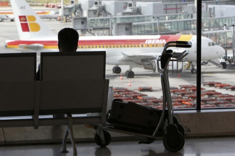 Un pasajero espera en el quinto da de huelga de pilotos de Iberia. | Kiko Huesca