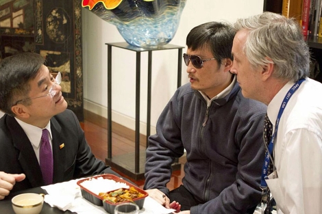 El disidente, con el embajador de EEUU en China.| Reuters