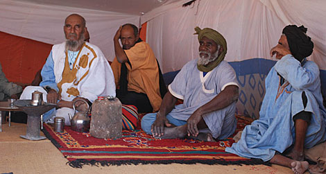 Ancianos saharauis en el interior de una haima. | R.Q.