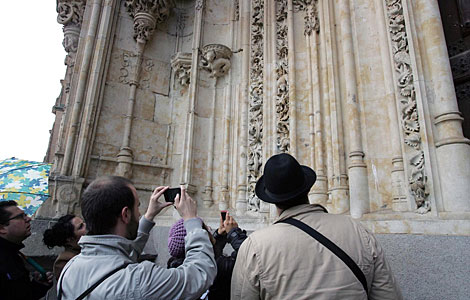 Varios visitantes fotografan la fachada de la catedral salmantina. | Ical