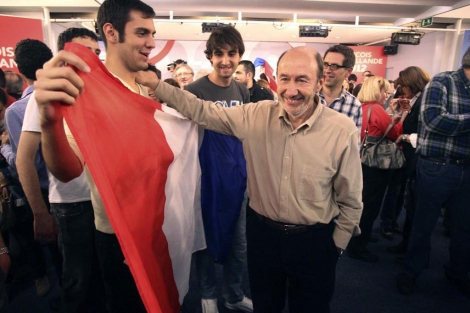 Rubalcaba coge una bandera francesa en la sede del PSOE.| Efe