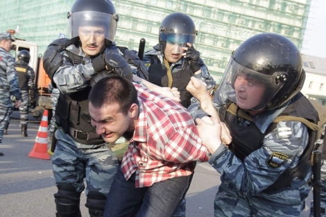 Policas detienen a un manifestante en el cenro de Mosc. | Epa