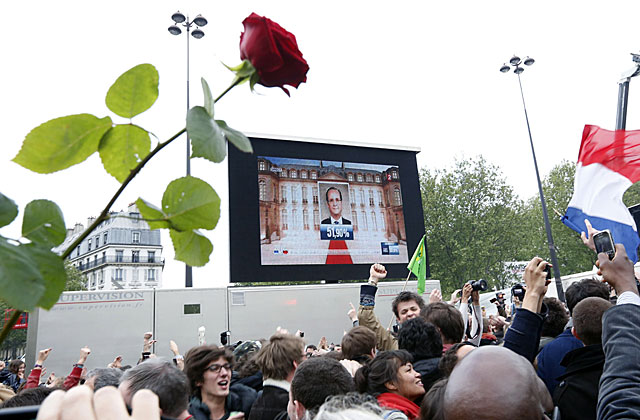 Celebracin en la plaza de la Bastilla al conocerse la victoria de Hollande. | Reuters