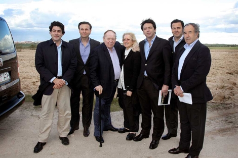 Adelson (tercero por la izq.), durante su visita a Alcorcón. | E.M.