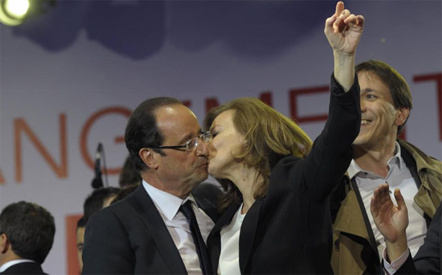 Valerie Trierweller besa a Fraçois Hollande en el escenario de la Bastilla en París. | Reuters