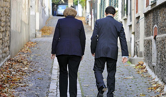 Merkel y Sarkozy paseando por Pars. | EL MUNDO