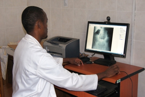 Un médico camerunés viendo el 'perfil' de un paciente. | Fundación Recover.