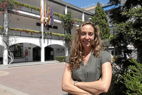 La concejal de Altea, Carolina Punset, en la puerta del Ayuntamiento. | L.Hevesi