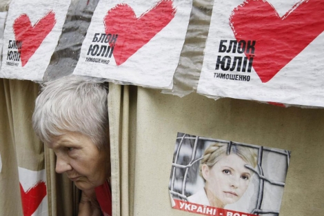 Una partidaria de la ex primer ministra ucraniana sale de un stand para darle apoyo. | Reuters
