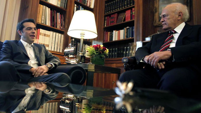 Alexis Tsipras habla con el presidente Carolos Papulias en Atenas. | Afp