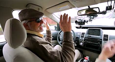 Steve Mahan durante la prueba del vehículo de Google en marzo de este año. | YouTube