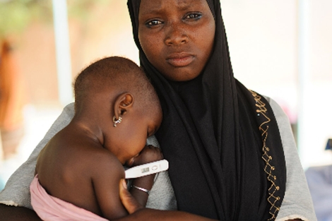Una madre con su hijo en Nger.| STCH