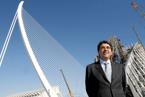 Santiago Calatrava ante uno de sus puentes y las obras del gora. | V. B.