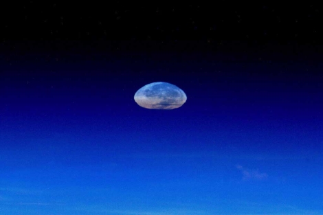 'Hundimiento de la Superluna en la atmsfera'. | A. Kuipers/ESA