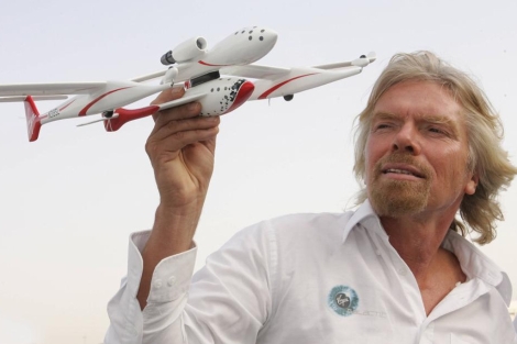 Richard Branson, con la maqueta de una nave de turismo espacial. | Afp.
