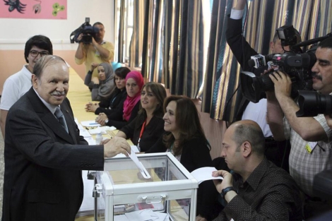 El presidente de Argelia, Abdelaziz Buteflika, vota en Argel. | Efe