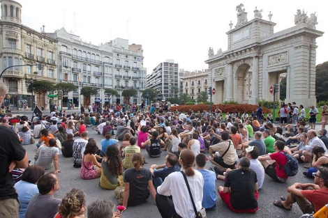 Protesta de los indignados en la Puerta del Mar de Valencia | Benito Pajares