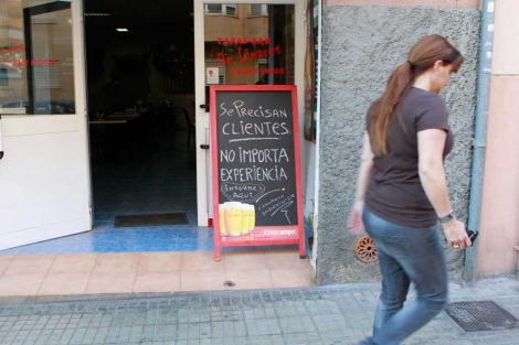 Entrada del local con el cartel. | P. Vicens