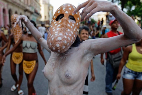 Una actriz, con el cuerpo pintado por el artista cubano Manuel Mendive. | Reuters
