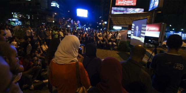 Decenas de personas concentradas en El Cairo siguiendo la retransmisin del debate. | Afp