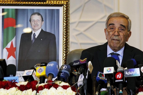 El ministro del Interior anuncia los resultados junto a un retrato de Abdelaziz Buteflika. | Reuters